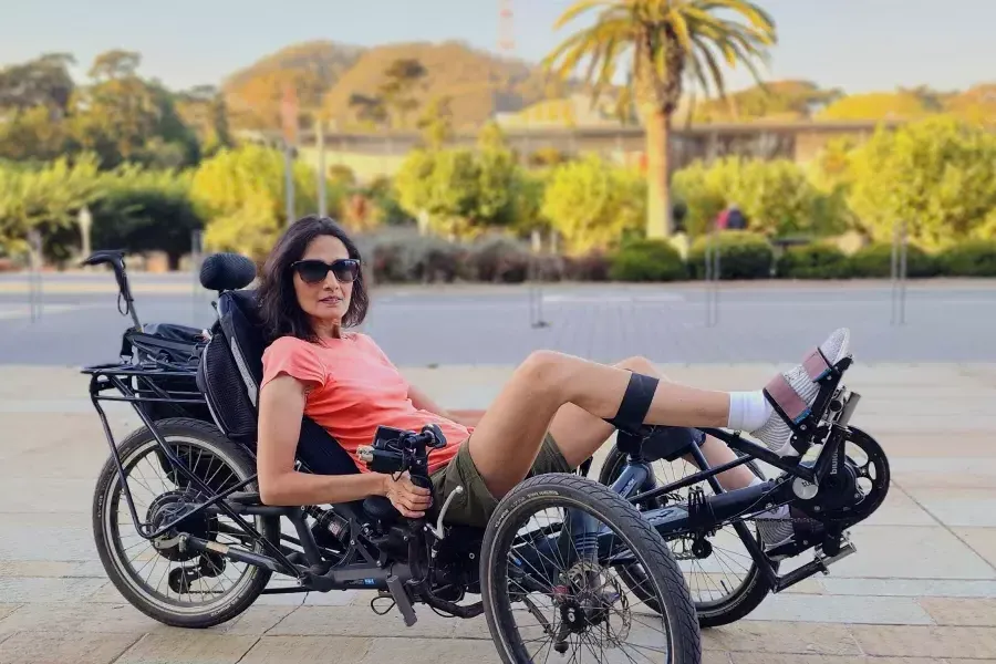 Jan Bonville explora el Golden Gate Park en su bicicleta adaptada.