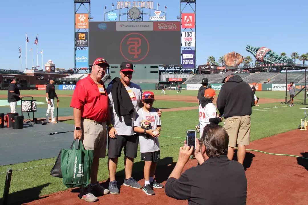 Visitantes têm foto tirada em campo no Oracle Park.