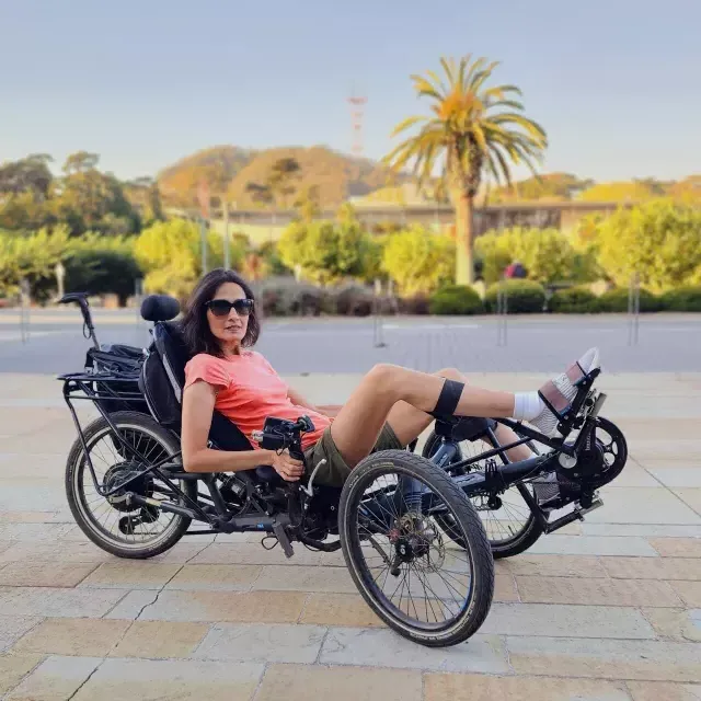 Jan Bonville explora el Golden Gate Park en su bicicleta adaptada.